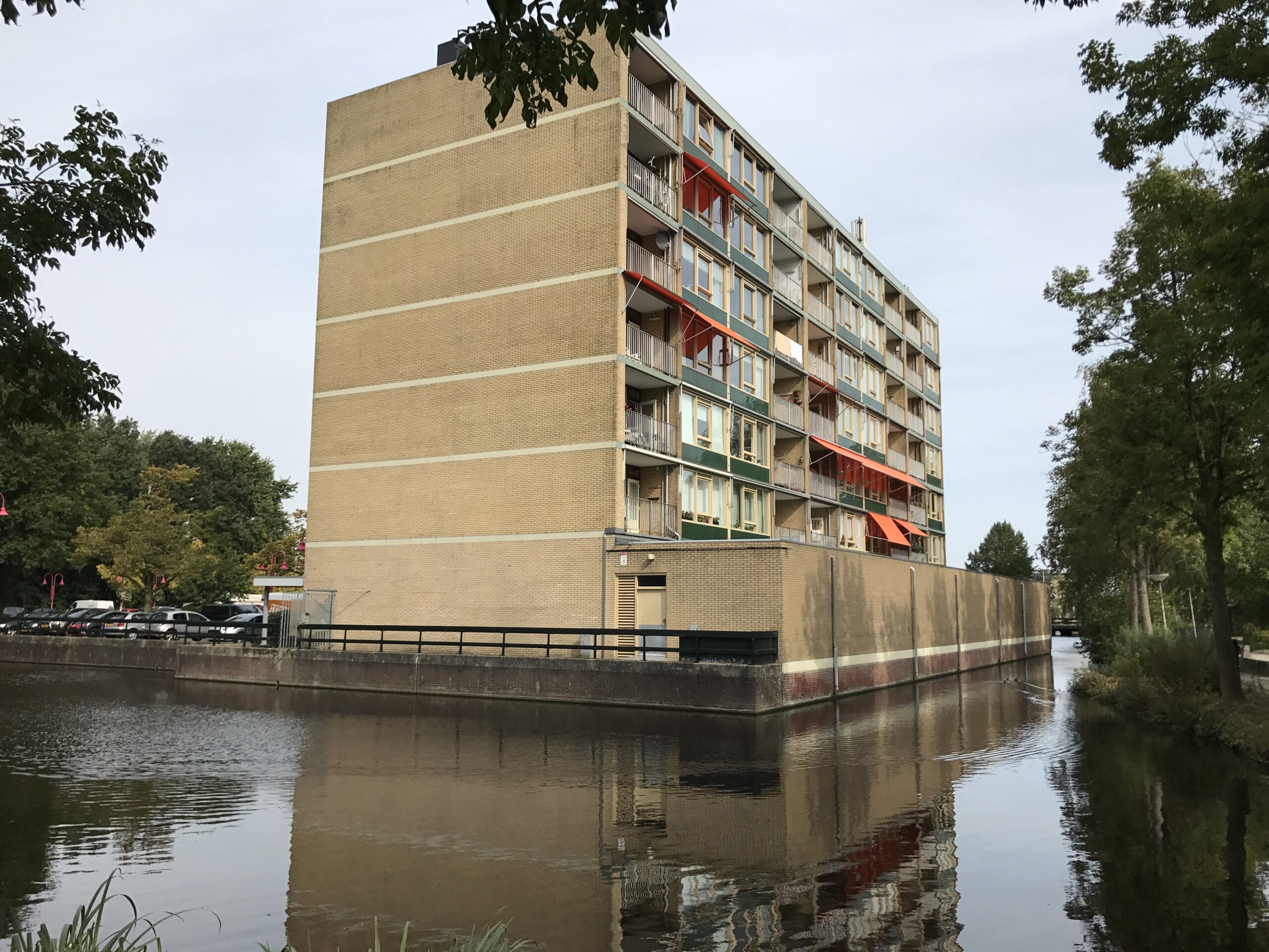 Oudere galerijflat van een vereniging van eigenaren